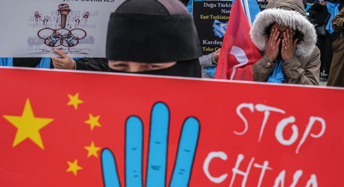 Cina annuncia sanzioni verso statunitensi e canadesi