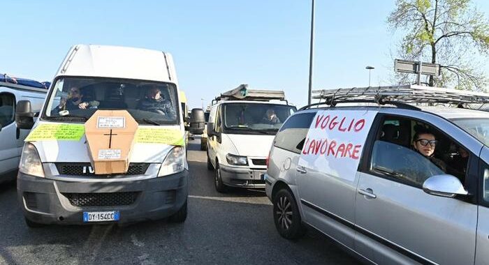 Covid: furgoni ambulanti sfilano a Torino, noi riapriamo