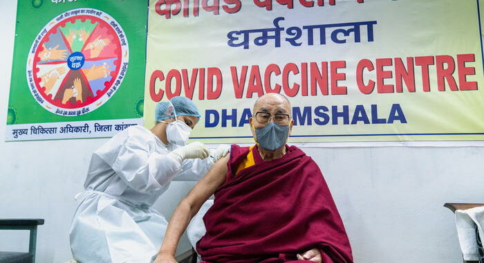 Covid: il Dalai Lama vaccinato con Astrazeneca