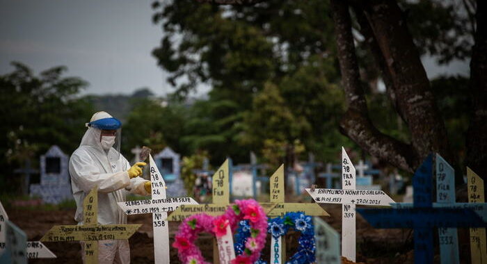 Covid: record morti in Brasile, 2.340 in 24 ore
