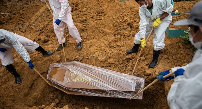 Covid: record morti in Brasile, ‘panelacos’ contro Bolsonaro