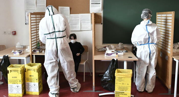 Covid: test a scuola, la Francia recluta 1.700 studenti