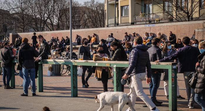 ++ Covid:a Milano Darsena affollata,scattano blocchi ingressi ++