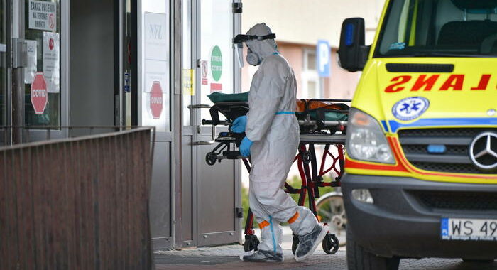Covid:Est Europa, impennata in settimana, altri 560mila casi