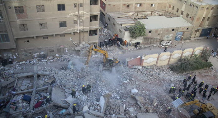 Crolla un palazzo al Cairo, almeno 8 morti e 24 feriti