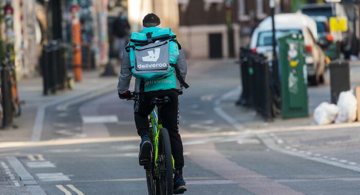 Deliveroo crolla al debutto in Borsa, perde fino al 30%