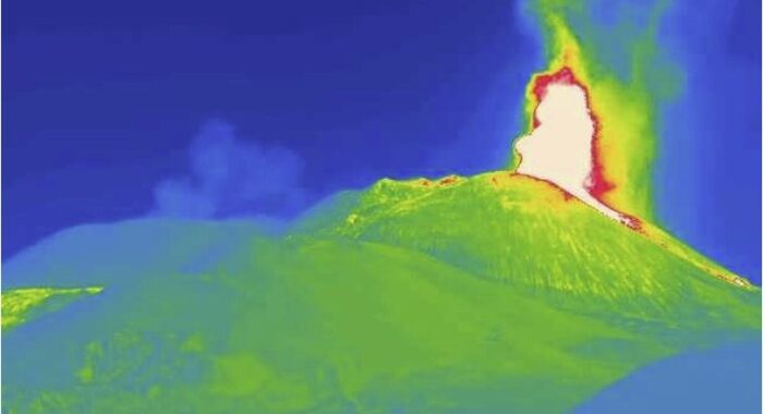 Etna: nuovo parossismo, fontana di lava da cratere Sud-Est