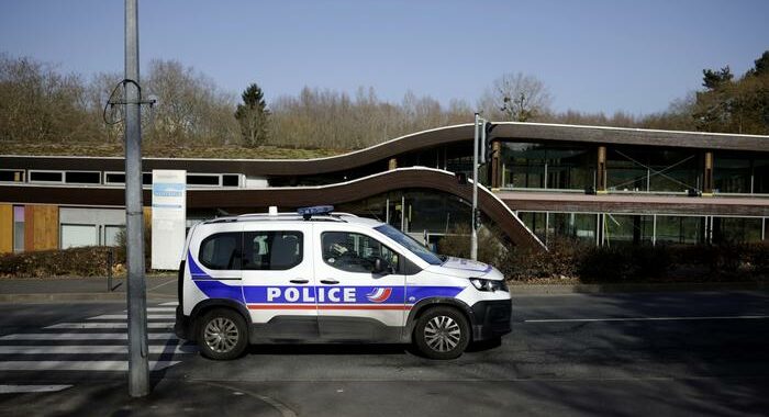 Francia: aggredisce agente con coltello a Parigi, ucciso