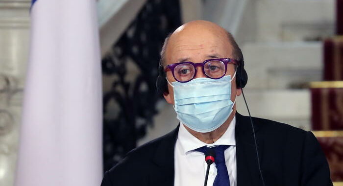 Francia, Russia usa il vaccino come strumento di propaganda