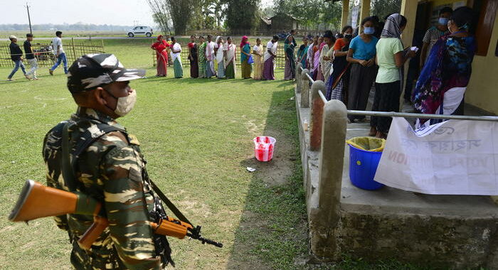 India: urne aperte in Bengala, bomba in un seggio elettorale