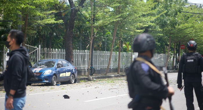 Indonesia: 2 kamikaze si fanno esplodere in una cattedrale