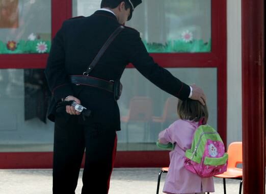 Insulti e percosse a bimbi 3 anni, arrestata maestra