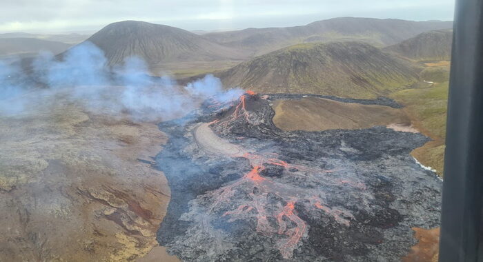 Islanda: migliaia di curiosi sul vulcano in eruzione