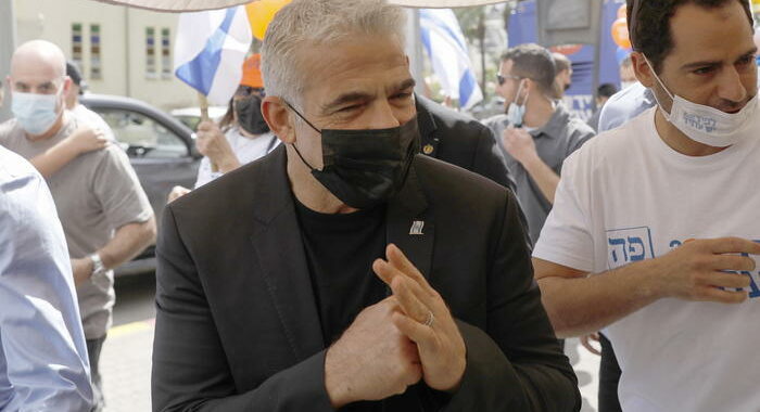 Israele: Lapid, o noi o un governo oscurantista e razzista