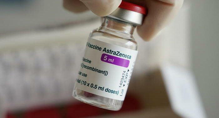 Italia prima in Ue a bloccare export vaccini AstraZeneca