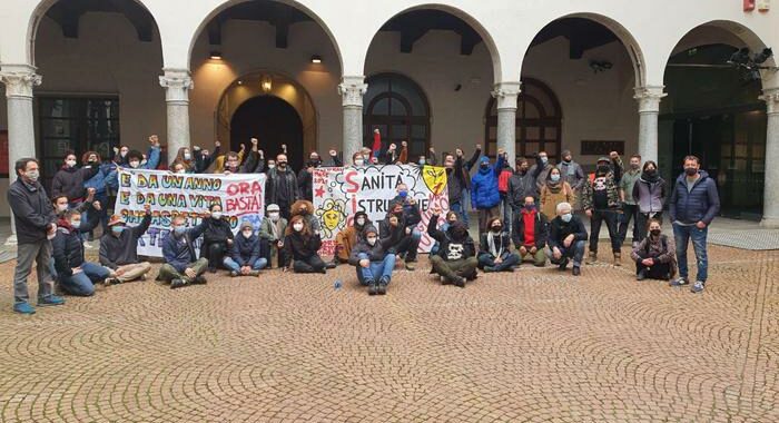 Lavoratori spettacolo e studenti occupano Piccolo teatro