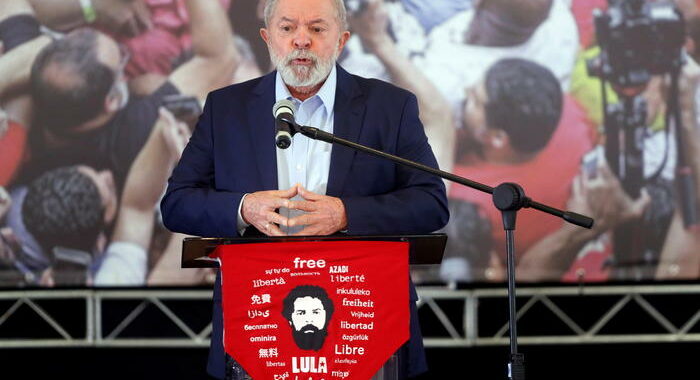 Lula: vaccinatevi, non seguite decisione imbecille Bolsonaro