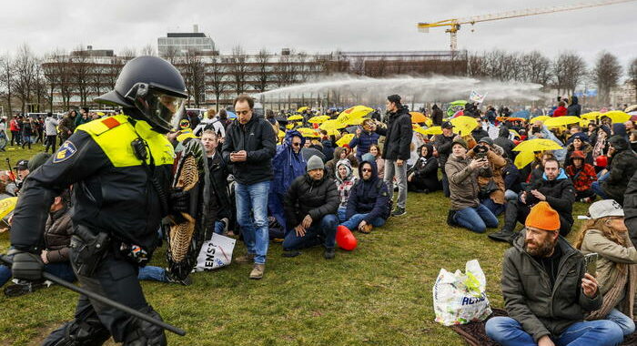 Olanda: scontri con i dimostranti, polizia usa gli idranti
