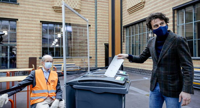 Olanda:ultimo giorno di voto, Rutte favorito, rebus alleanze