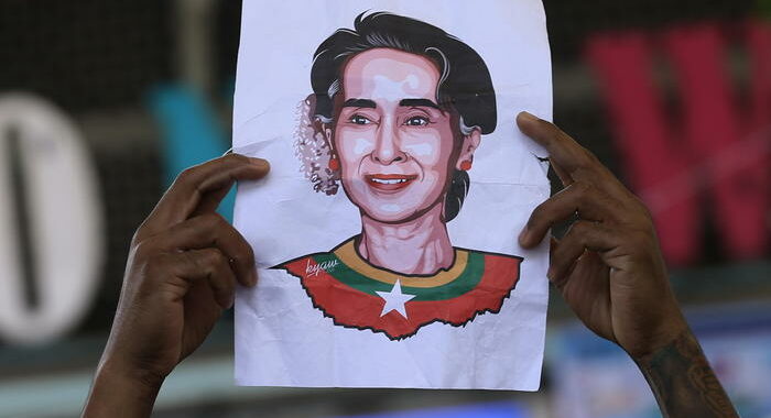 San Suu Kyi al processo in collegamento video, ‘sta bene’