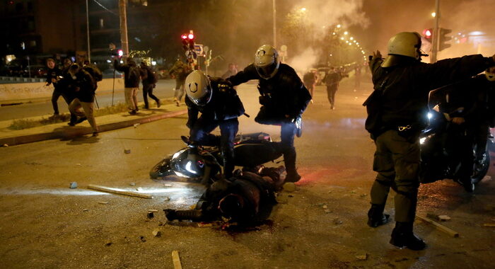 Scontri ad Atene, un poliziotto gravemente ferito
