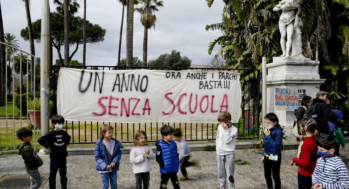 Scuola: da domani 7 mln studenti a casa, 8 su 10