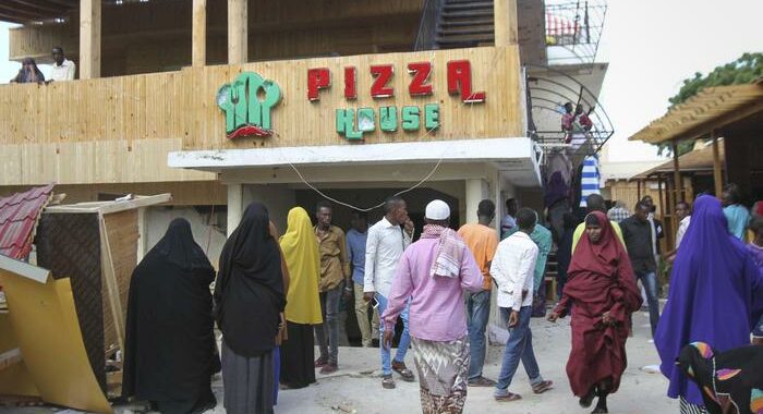 Somalia: media, autobomba in ristorante a Mogadiscio