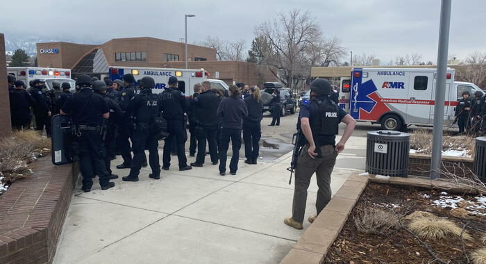 Spari al supermercato in Colorado, vittime