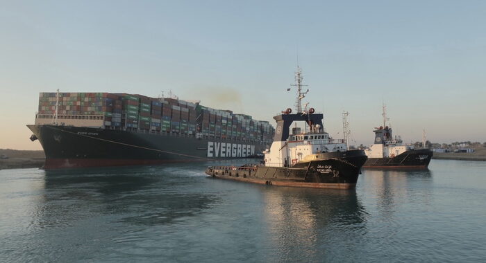 Suez: media, ‘più di 400’ le navi in coda