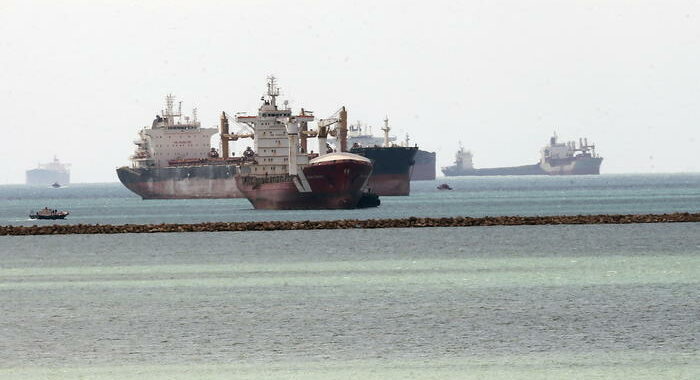 Suez: sale a 369 il numero delle navi in attesa