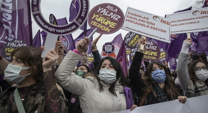 Turchia: violenza sulle donne, parte protesta dai balconi