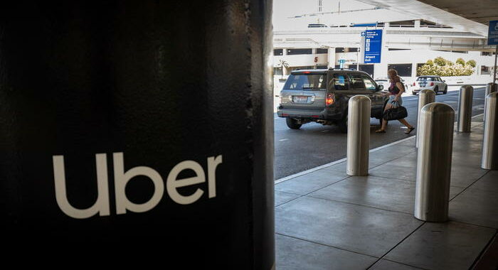 Uber: svolta in Gb, gli autisti diventano dipendenti