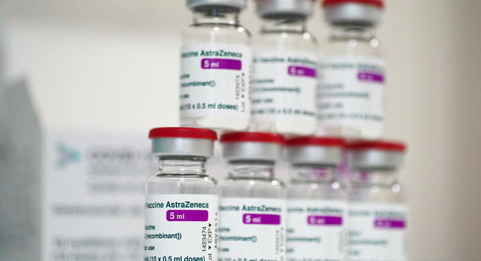 Vaccini: anche l’Islanda per ora non riparte con AstraZeneca