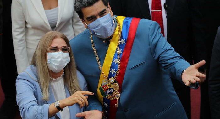 Venezuela: Maduro usa Facebook di moglie dopo blocco del suo
