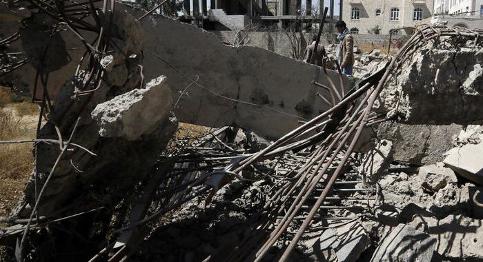 Yemen, raid coalizione a guida saudita colpiscono Sanaa