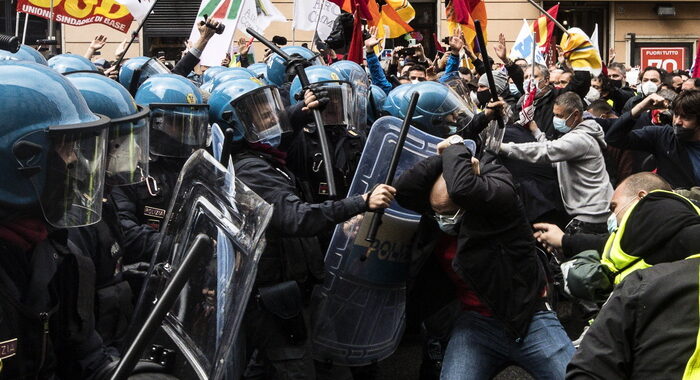 Alitalia: manifestanti davanti Palazzo Chigi,centro blindato