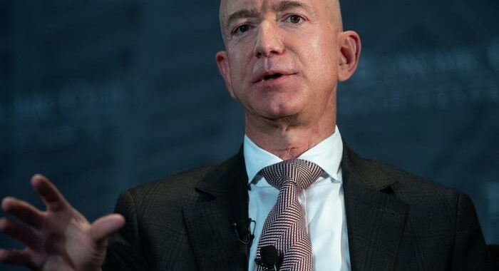 Bezos sostiene piano opere di Biden, anche aumento tasse