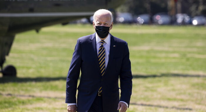 Biden lancia bando per produrre mascherine più efficienti