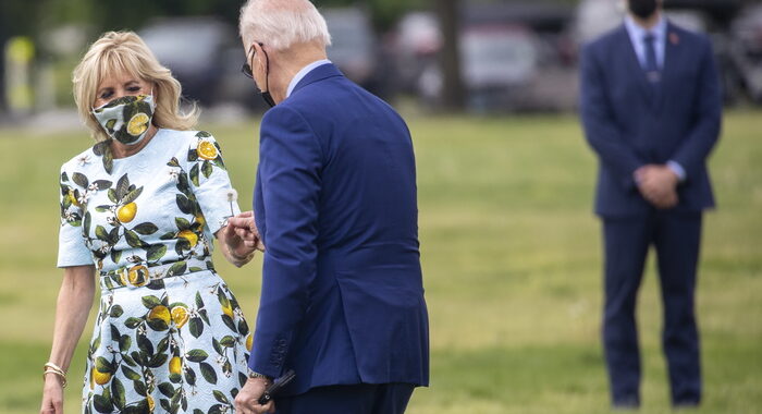 Biden sul prato della Casa Bianca coglie un fiore per Jill