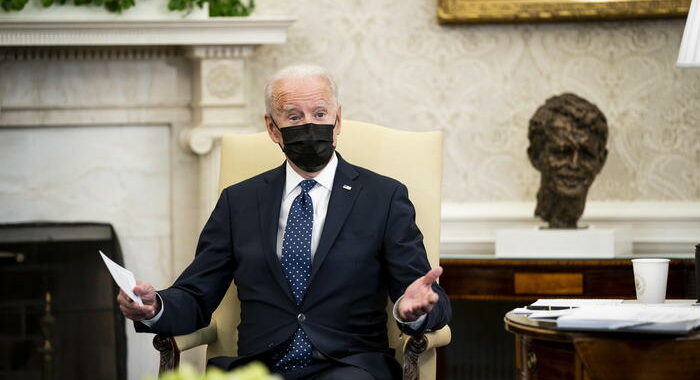 Biden verso allentamento delle norme sull’uso della mascherina