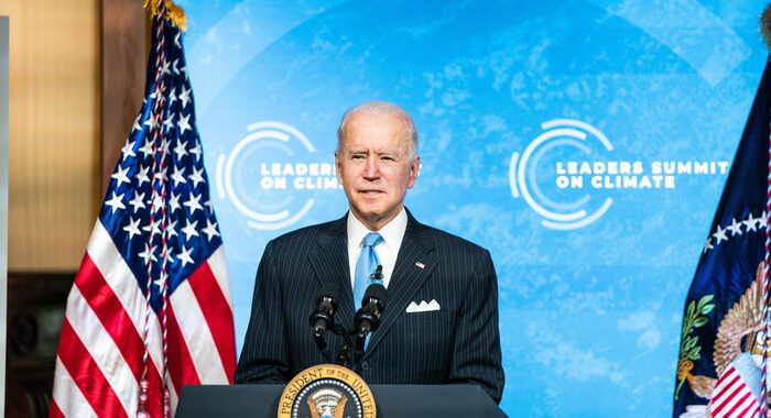 Biden verso i 100 giorni, ma solo il 52% approva il suo operato