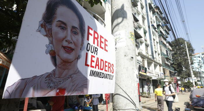 Birmania: Ue sanziona due holding legate a regime militari