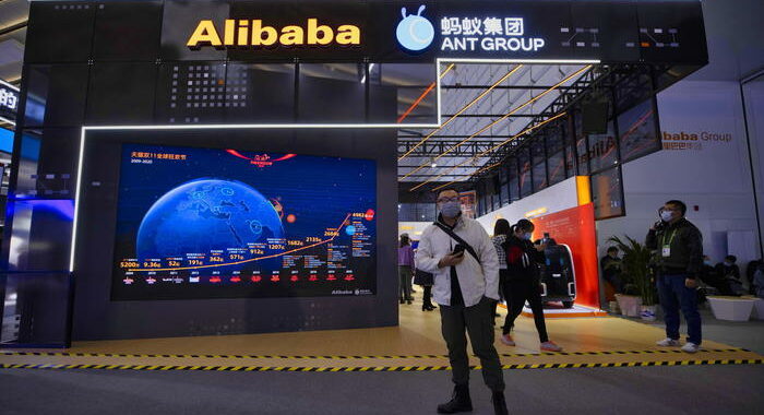 Cina: maxi-multa da 2,78 miliardi ad Alibaba