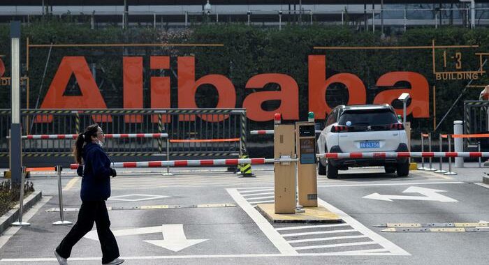 Cina: maxi-multa da 2,78 miliardi di dollari ad Alibaba