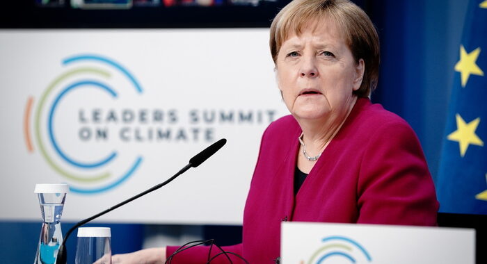 Clima: Merkel, cambiare il modo in cui viviamo e lavoriamo
