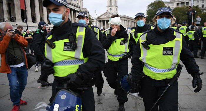 Covid, Londra: 5 arresti e 8 feriti al corteo antirestrizioni