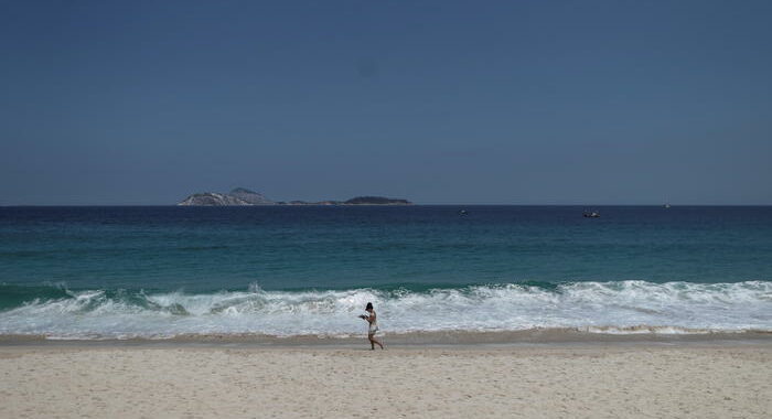 Covid: Rio riapre l’accesso alle spiagge nei giorni feriali