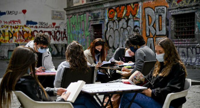 Dal 26 aprile ameno 7,6 mln di alunni in classe, l’89,5%