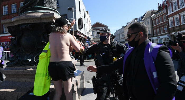 Filippo: manifestante ambientalista in topless fuori Windsor