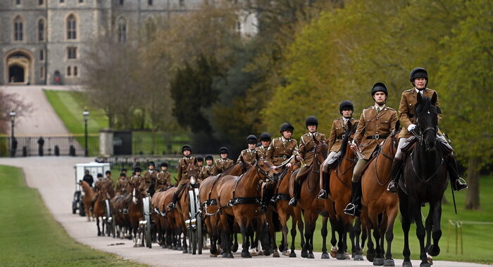 Filippo: William e Harry distanziati, un italiano al funerale